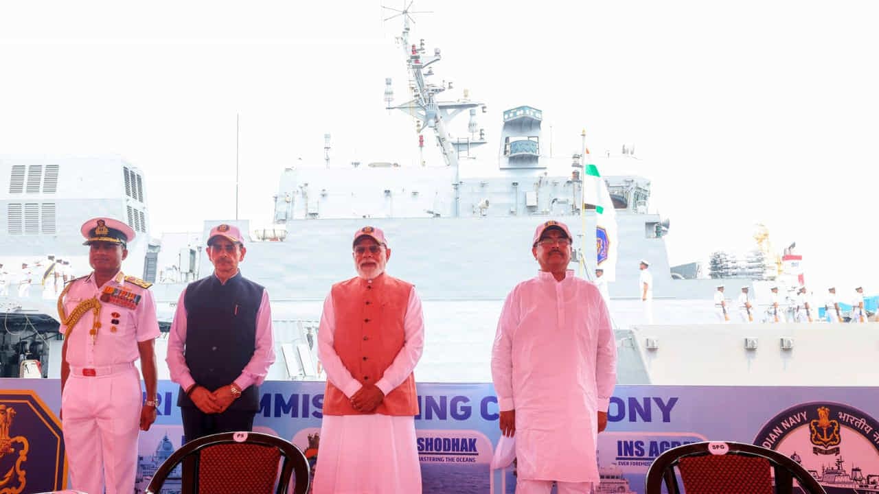 कोलकाता में नौसेना की ट्राई-कमीशनिंग पर बोले पीएम मोदी, समुद्री ताकत के बिना नहीं बन सकता कोई देश बड़ी ताकत 1 PM Modi Indian Navy Tri-Commissioning