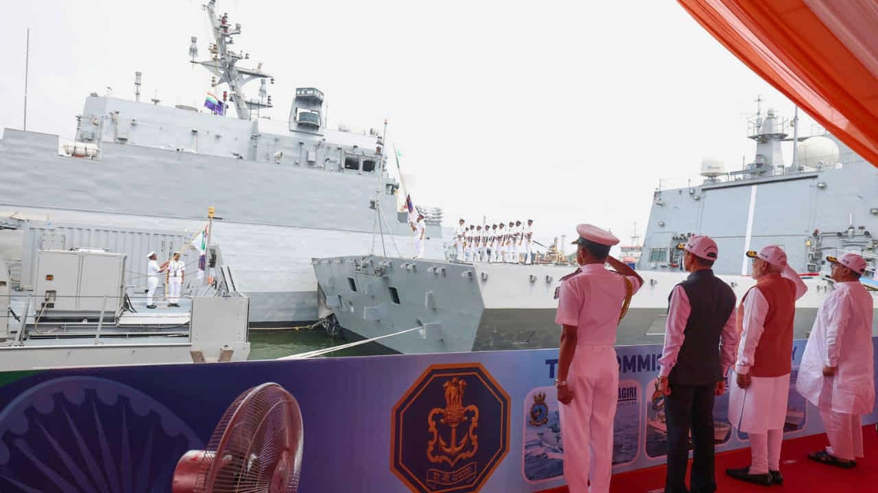 कोलकाता में नौसेना की ट्राई-कमीशनिंग पर बोले पीएम मोदी, समुद्री ताकत के बिना नहीं बन सकता कोई देश बड़ी ताकत 2 PM Modi Indian Navy Tri-Commissioning