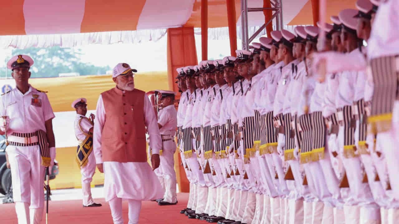 कोलकाता में नौसेना की ट्राई-कमीशनिंग पर बोले पीएम मोदी, समुद्री ताकत के बिना नहीं बन सकता कोई देश बड़ी ताकत 4 PM Modi Indian Navy Tri-Commissioning