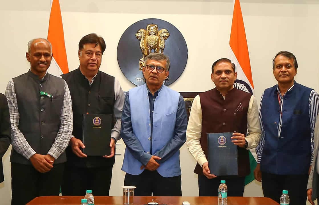 EXPLAINER: क्या है भारतीय नौसेना को मिला एडवांस ECGNSS जैमर, कैसे दुश्मन के सैटेलाइट सिग्नल, ड्रोन सिस्टम और मिसाइलों को करेगा जाम 1 ECGNSS Jammer Indian Navy