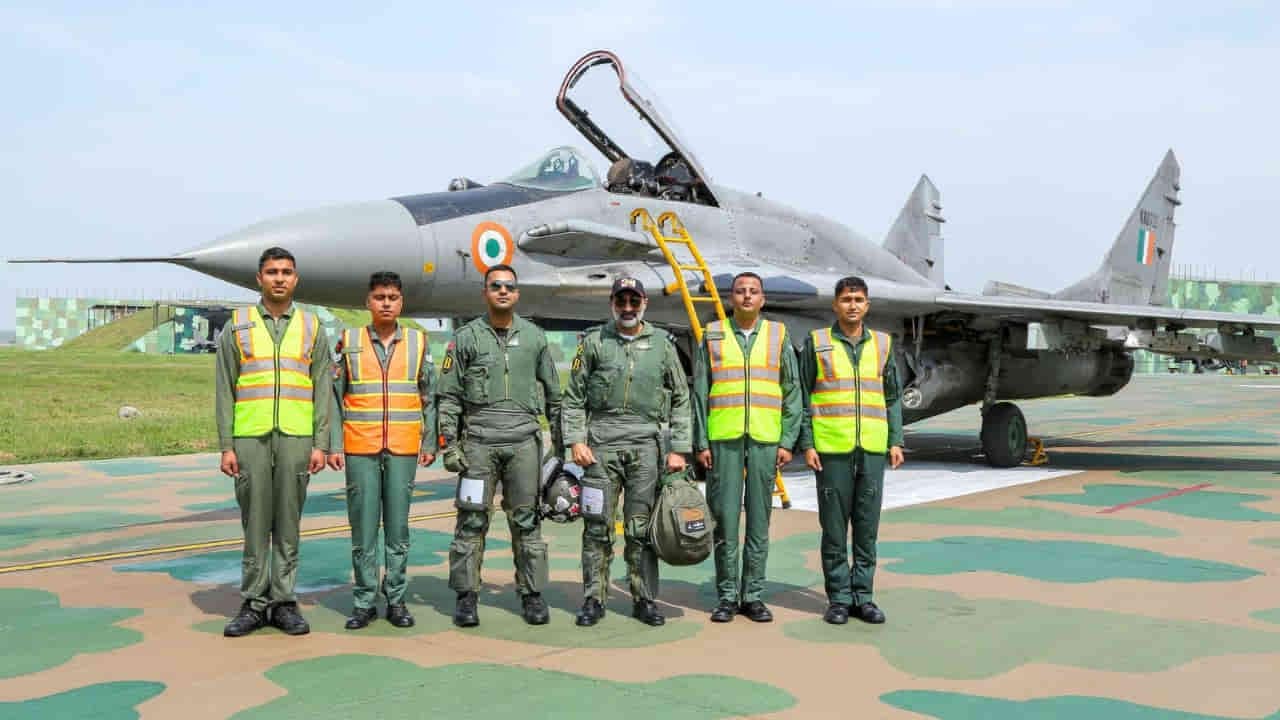 चीन-पाकिस्तान के लिए बुरी खबर; IAF का ‘बाज’ बनेगा और घातक, मिग-29 में वायुसेना करने जा रही बड़ा मिसाइल अपग्रेड 2 MiG-29 ASRAAM missile upgrade