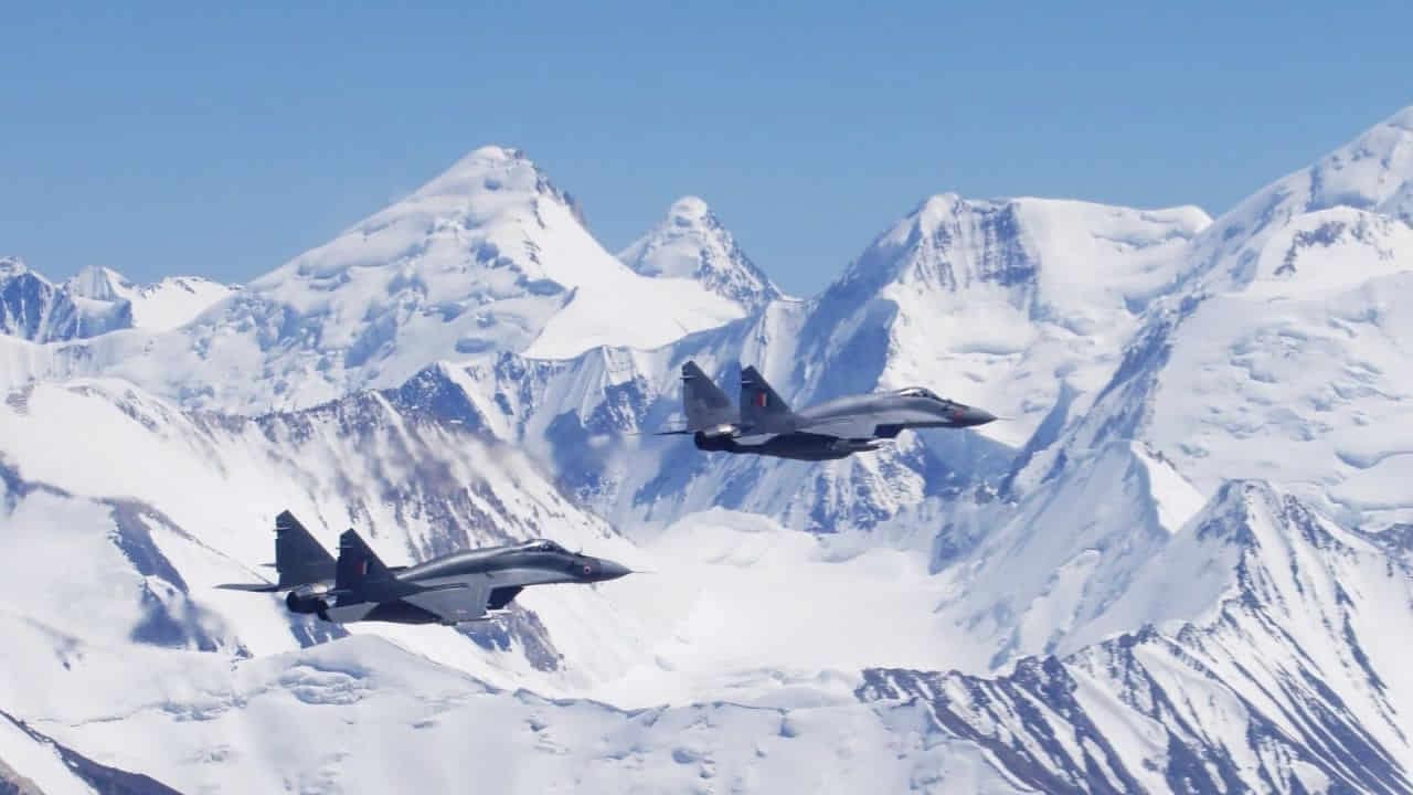 चीन-पाकिस्तान के लिए बुरी खबर; IAF का ‘बाज’ बनेगा और घातक, मिग-29 में वायुसेना करने जा रही बड़ा मिसाइल अपग्रेड 6 MiG-29 ASRAAM missile upgrade