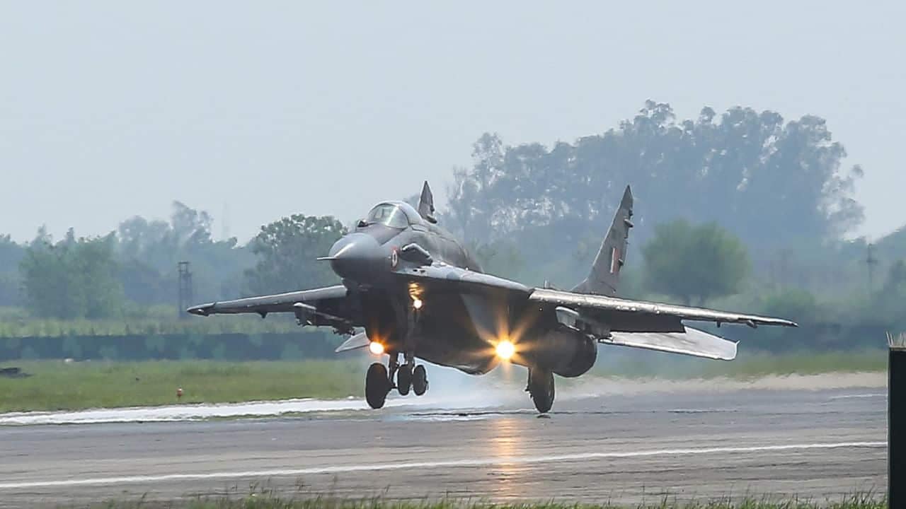 चीन-पाकिस्तान के लिए बुरी खबर; IAF का ‘बाज’ बनेगा और घातक, मिग-29 में वायुसेना करने जा रही बड़ा मिसाइल अपग्रेड 5 MiG-29 ASRAAM missile upgrade