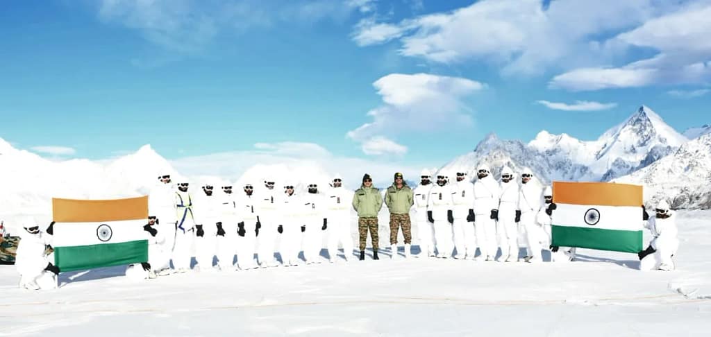 Siachen Glacier: लद्दाख में कड़कड़ाते जाड़े के बीच दुनिया के सबसे ऊंचे और ठंडे युद्धक्षेत्र सियाचिन पहुंचे फायर एंड फ्यूरी कॉर्प्स के जीओसी लेफ्टिनेंट जनरल हितेश भल्ला 2 Siachen Glacier: Amid Harsh Winter in Ladakh, Fire and Fury Corps GOC Lt Gen Hitesh Bhalla Visits the World's Highest and Coldest Battlefield