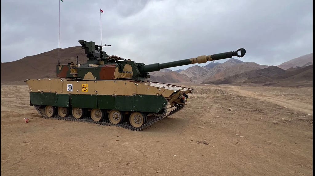 Zorawar Light Tank: लद्दाख में भारतीय लाइट टैंक ने सटीक फायरिंग कर रचा इतिहास! IAF के IL-76 से पहुंचाया था न्योमा 19 Zorawar Light Tank: Indian Light Tank Makes History with Accurate Firing in Ladakh! Airlift Nyoma via IAF IL-76 plane