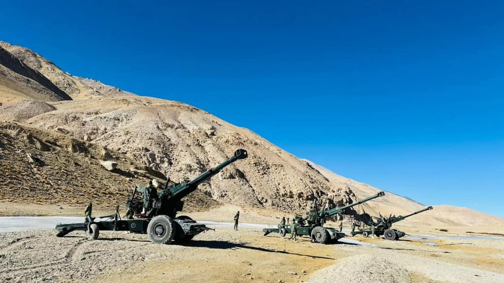 Indian Army: 15000 फीट पर जवान दिखा रहे जज्बा, हाई एल्टीट्यूड इलाकों में ऊंचाई और कड़ाके की ठंड के बीच गनर्स कर रहे ट्रेनिंग 3 Indian Army: Grit and Glory at 15,000 Feet – Gunners Undergo Intense Training Amid Freezing High-Altitude Conditions