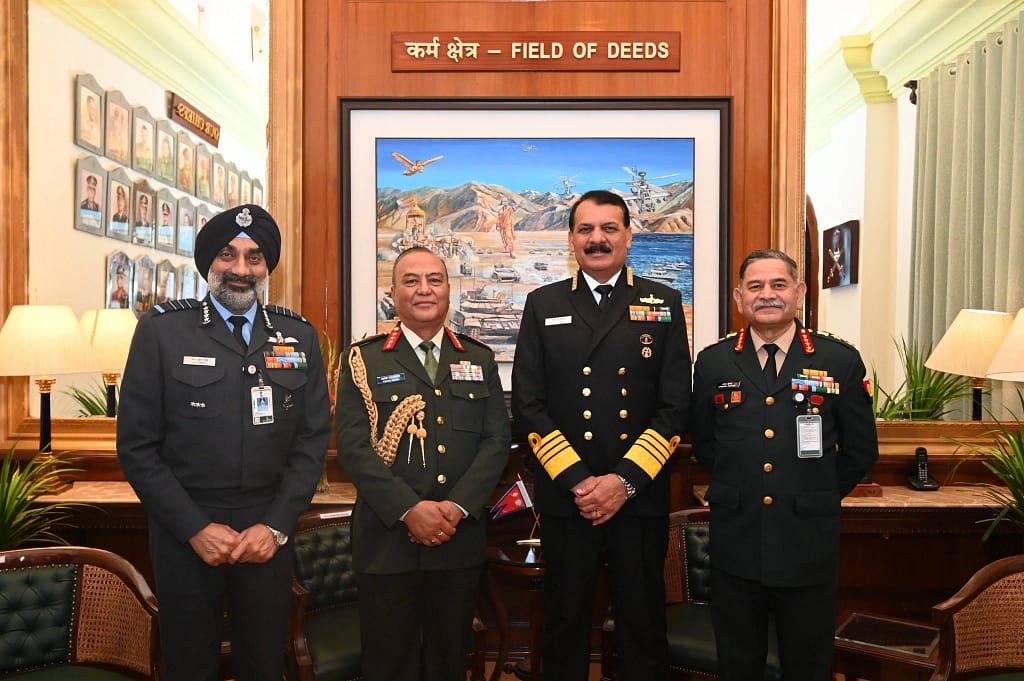 Indian Army: सेना प्रमुख के दफ्तर की दीवार से 'गायब' हुई यह एतिहासिक फोटो, पूर्व अफसर बोले- क्या भारतीय सेना की गौरवमयी जीत की अनदेखी कर रही सरकार? 1 Indian Army: Historic Photo Disappears from Army Chief's Office Wall, Former Officers Question if Government is Overlooking Indian Army's Glorious Victory