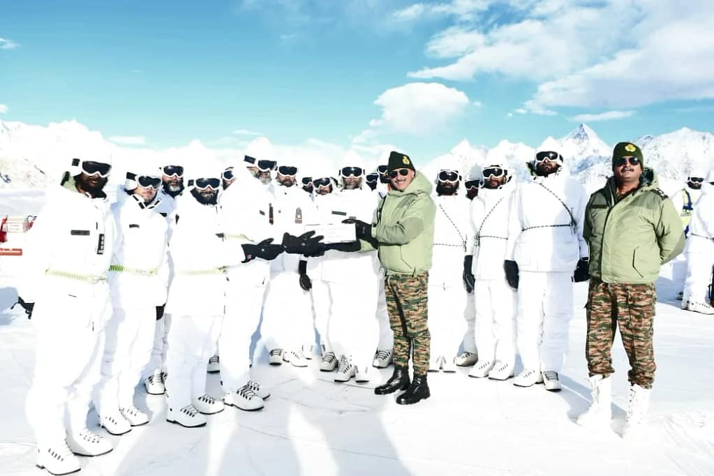Siachen Glacier: लद्दाख में कड़कड़ाते जाड़े के बीच दुनिया के सबसे ऊंचे और ठंडे युद्धक्षेत्र सियाचिन पहुंचे फायर एंड फ्यूरी कॉर्प्स के जीओसी लेफ्टिनेंट जनरल हितेश भल्ला 3 Siachen Glacier: Amid Harsh Winter in Ladakh, Fire and Fury Corps GOC Lt Gen Hitesh Bhalla Visits the World's Highest and Coldest Battlefield
