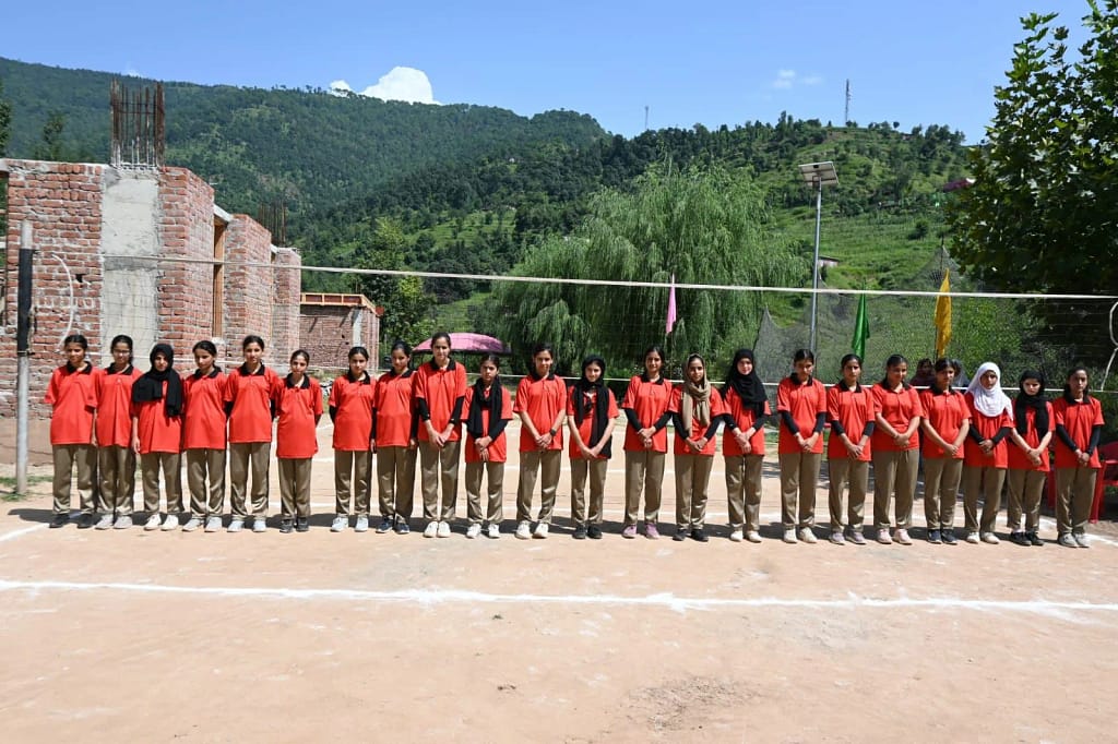 Jammu-Kashmir: भारतीय सेना की कोचिंग से वॉलीबॉल खेल में लड़कियों ने गाड़े झंडे, राष्ट्रीय टूर्नामेंट में राज्य का करेंगी प्रतिनिधित्व 1 Jammu-Kashmir: Indian Army Coaching Empowers Girls in Volleyball, to Represent the State in National Tournament.