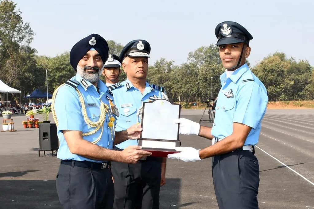 IAF Combined Graduation Parade: एयर फोर्स अकादमी में आयोजित हुई कंबाइंड ग्रेजुएशन परेड, 204 कैडेट्स को मिला कमीशन 4 IAF Combined Graduation Parade: 204 Cadets Commissioned at Air Force Academy