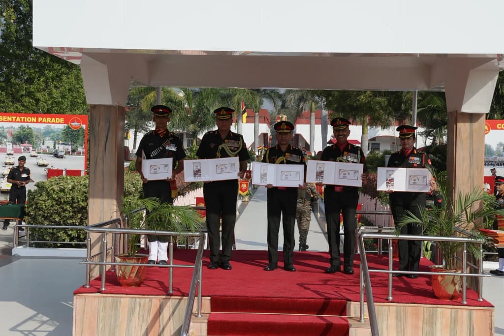 President Colours: आर्मी चीफ जनरल उपेंद्र द्विवेदी ने चार मैकेनाइज्ड इन्फैंट्री बटालियनों को 'प्रेजिडेंट्स कलर्स' से किया सम्मानित 3 Army Chief General Upendra Dwivedi Honours Four Mechanised Infantry Battalions with President Colours