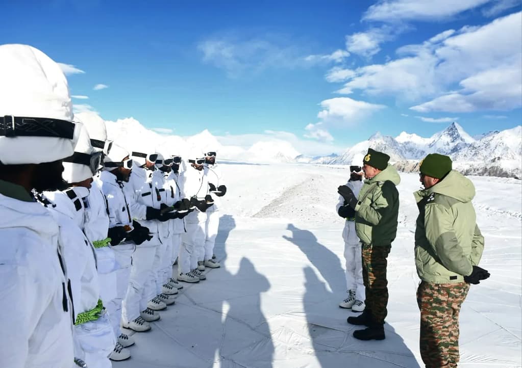 Siachen Glacier: लद्दाख में कड़कड़ाते जाड़े के बीच दुनिया के सबसे ऊंचे और ठंडे युद्धक्षेत्र सियाचिन पहुंचे फायर एंड फ्यूरी कॉर्प्स के जीओसी लेफ्टिनेंट जनरल हितेश भल्ला 4 Siachen Glacier: Amid Harsh Winter in Ladakh, Fire and Fury Corps GOC Lt Gen Hitesh Bhalla Visits the World's Highest and Coldest Battlefield