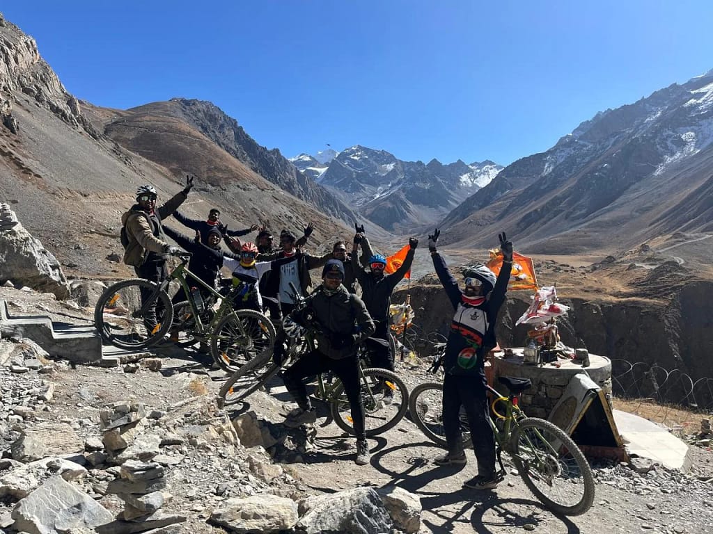 High Altitude Adventure: आदि कैलाश, ओम पर्वत और लिपुलेख दर्रे तक साइकिल से पहुंचे भारतीय वायुसेना के जवान, वाइब्रेंट विलेज प्रोजेक्ट दी मजबूती 18 High Altitude Adventure: IAF Cyclists Reach Adi Kailash, Om Parvat, and Lipulekh Pass, Strengthening the Vibrant Village Project
