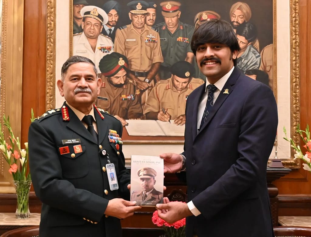 Battle of Rezang La: आर्मी चीफ जनरल उपेंद्र द्विवेदी को भेंट की 'मेजर शैतान सिंह, PVC (P): द मैन इन हाफ लाइट' पुस्तक 1 Battle of Rezang La: Army Chief General Upendra Dwivedi Presented with 'Major Shaitan Singh, PVC (P): The Man in Half Light' Book