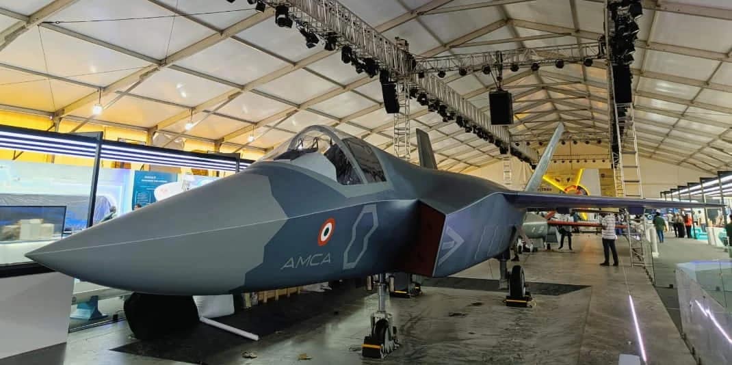 Aero India 2025: बेंगलुरु के आसमान में आमने-सामने रूस और अमेरिका के स्टील्थ फाइटर्स, भारत किस पर लगाएगा दांव, 2028 तक आएगा AMCA 16 aero india 2025 us-russia stealth fighters face off in bengaluru will india bet on amca by 2028