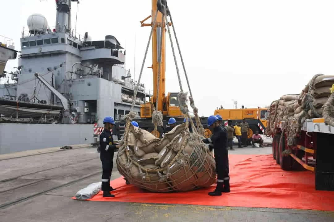Operation Sagar Bandhu: भारतीय नौसेना ने 1000 टन राहत सामग्री के साथ श्रीलंका भेजे चार और युद्धपोत, राष्ट्रपति दिसानायके ने की तारीफ 1 operation sagar bandhu