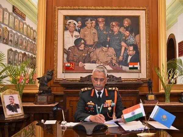 Indian Army: सेना प्रमुख के दफ्तर की दीवार से 'गायब' हुई यह एतिहासिक फोटो, पूर्व अफसर बोले- क्या भारतीय सेना की गौरवमयी जीत की अनदेखी कर रही सरकार? 6 Indian Army: Historic Photo Disappears from Army Chief's Office Wall, Former Officers Question if Government is Overlooking Indian Army's Glorious Victory
