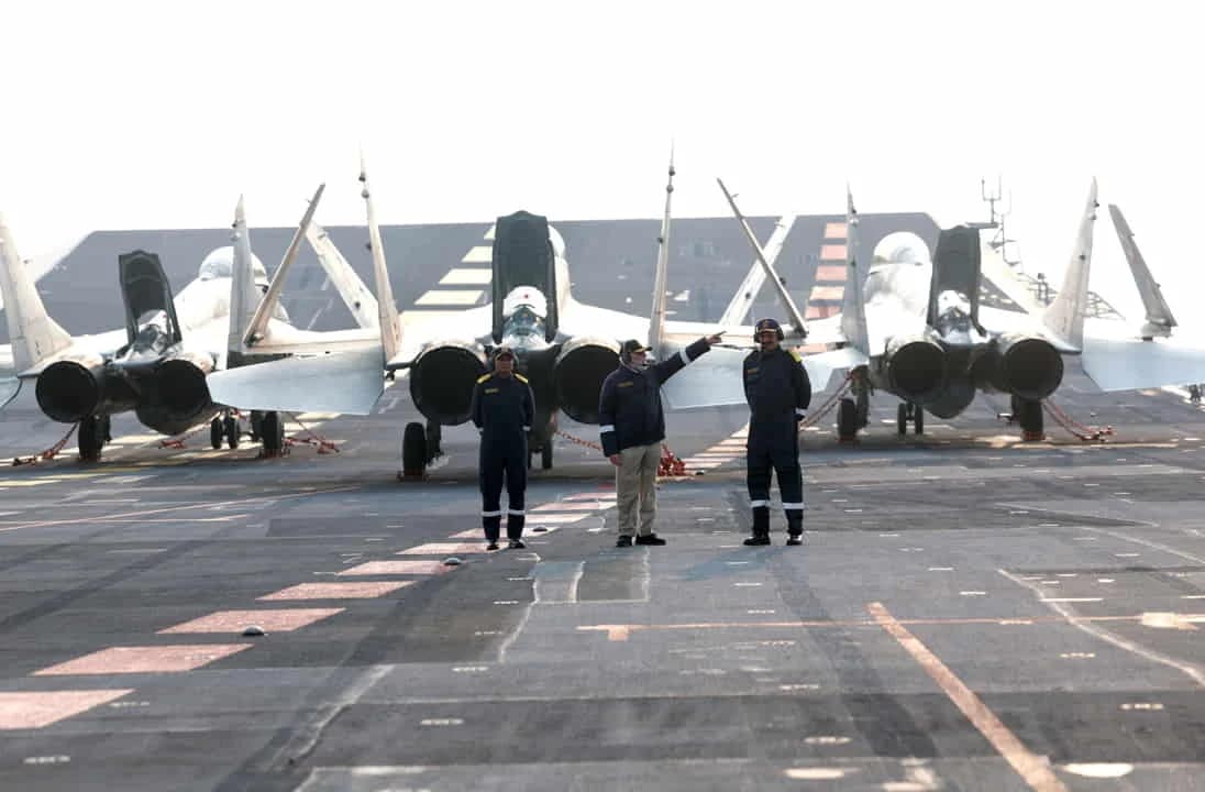 PM Modi Diwali INS Vikrant: पीएम मोदी ने नौसेना के साथ INS विक्रांत पर मनाई दीपावली, कहा- ‘ऑपरेशन सिंदूर में उड़ाई थी पाकिस्तान की नींद’ 4 PM Modi Diwali INS Vikrant