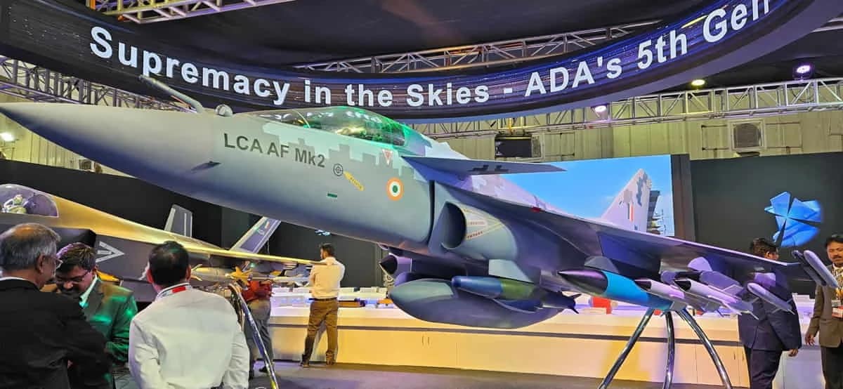 Aero India 2025: पुराने तेजस से कहीं ज्यादा घातक है LCA Mk2, इस साल के आखिर तक आएगा प्रोटोटाइप, 2026 में भरेगा पहली उड़ान 1 Aero India 2025: LCA Mk2 Prototype to Debut by Year-End, First Flight in 2026 – More Lethal Than Original Tejas!
