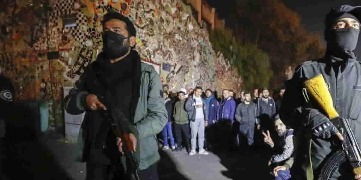 Syria clashes: सीरिया में अल्पसंख्यक शिया, अलावी और क्रिश्चियन क्यों हैं निशाने पर? असद सरकार के पतन के बाद क्यों मचा कोहराम? पढ़ें Explainer 3 Syria Clashes: Why Are Shia, Alawite, and Christians Targeted After Assad's Fall? Explained