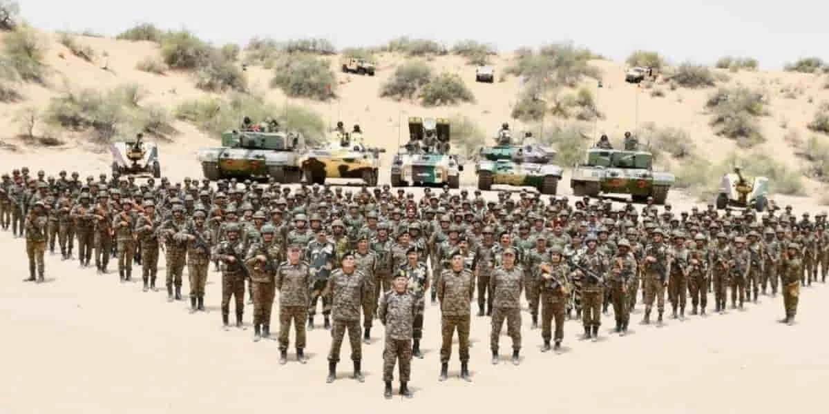 Army Chief Longewala Visit: आर्मी चीफ के लोंगेवाला दौरे के दौरान दिखे 60 के दशक के ये खास हथियार, ऑपरेशन सिंदूर में तुर्की और चीनी ड्रोन इसके आगे हो गए थे फेल 1 Army Chief Longewala Visit: Strela-10M and ZU-23 Anti-Aircraft Guns Spotted