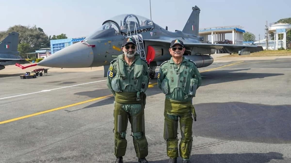 LCA Tejas Mk1A को लेकर IAF प्रमुख ने सुनाई फिर खरी-खरी, HAL से क्यों नाखुश है वायुसेना? आप भी सुनें 3 IAF Chief Slams HAL Over LCA Tejas Mk1A Delays – Why Is the Air Force Unhappy?