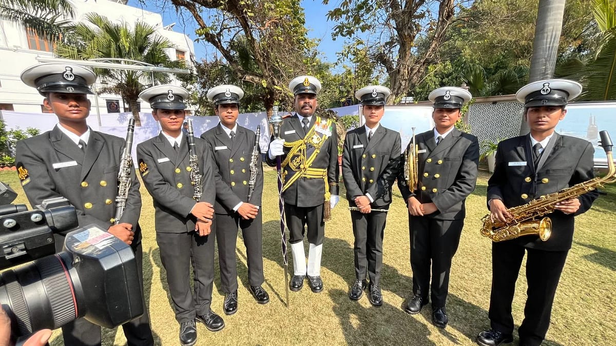 Republic Day Parade: भारतीय नौसेना की झांकी में दिखेगी 'आत्मनिर्भरता', पहली बार महिला अग्निवीर बनेंगी नेवी बैंड का हिस्सा! 1 Republic Day Parade: Navy's 'Atmanirbharta' Tableau to Feature Women Agniveers in Band for the First Time!