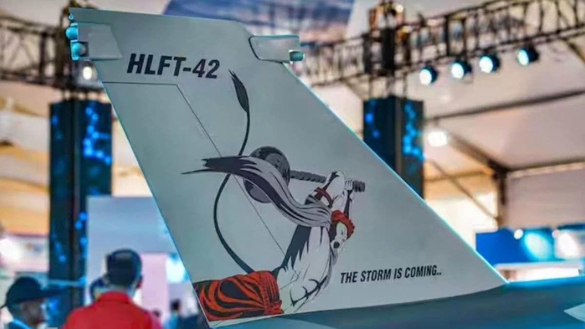 HAL HLFT-42: भारतीय वायुसेना का यह नया सुपरफाइटर न केवल पायलट्स को देगा ट्रेनिंग, बल्कि जरूरत पड़ने पर दुश्मन पर बरसाएगा बम! 1 HAL HLFT-42: IAF Next-Gen Fighter Trainer with Combat-Ready Capabilities!