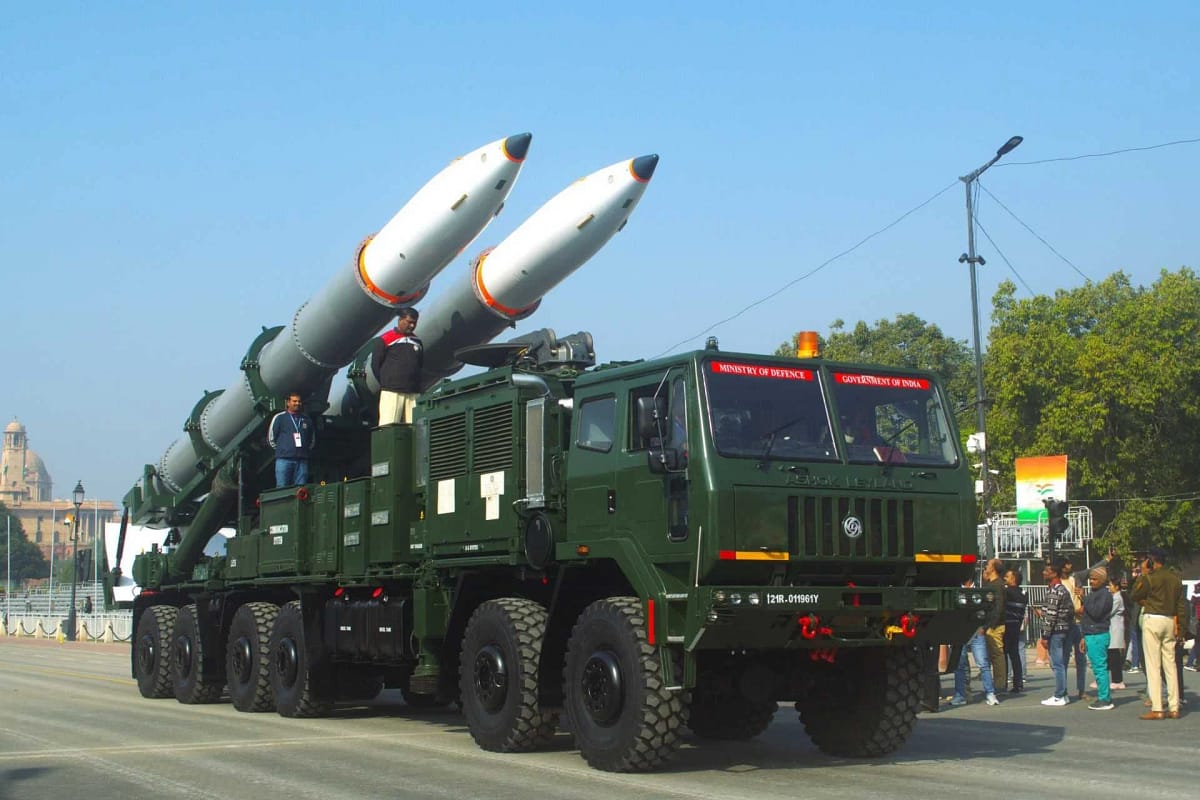 Pralay Ballistic Missile: विदेशी की बजाय स्वदेशी लॉन्चर पर नजर आई प्रलय मिसाइल, 2026 तक BEML-TATRA व्हीकल्स की होगी छुट्टी 1 Pralay Ballistic Missile Indigenous Launcher Replaces Foreign Tatra Vehicles by 2026