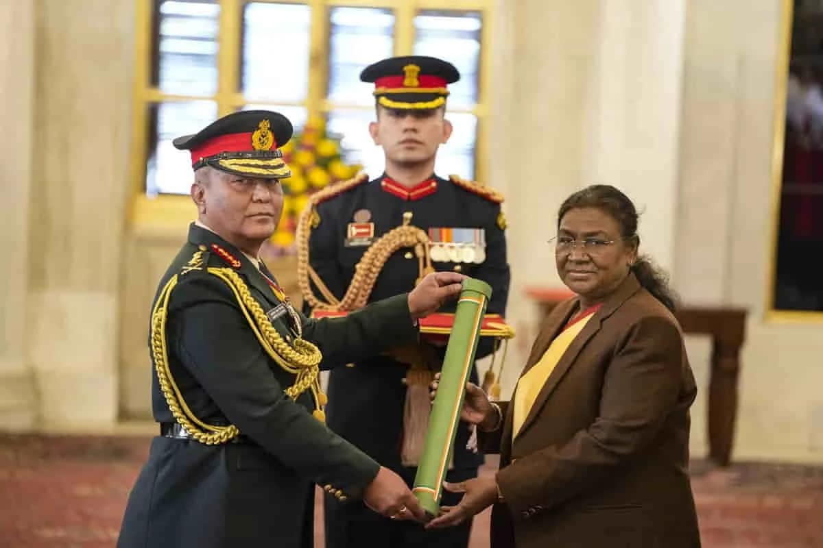 Nepal Politics: नेपाल में क्यों लगे योगी आदित्यनाथ के पोस्टर? क्या खुल रहा है राजशाही की वापसी का रास्ता? नेपाली सेना प्रमुख के बयान से बढ़ी बैचेनी 2 Nepal Politics: Yogi Adityanath Posters Spark Raj Monarchy Debate, Army Chief's Statement Raises Tensions