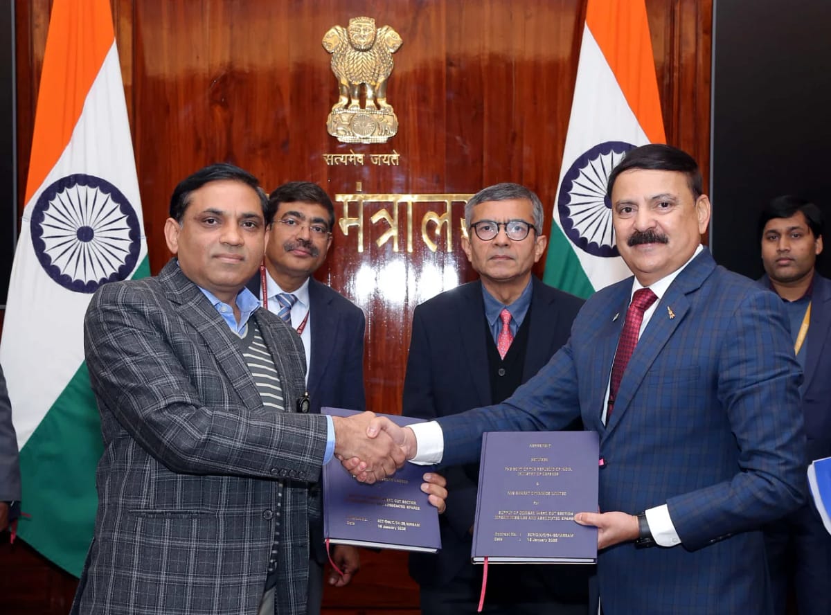 Indian Navy MRSAM: भारतीय नौसेना को मिलेगी स्वदेशी मीडियम-रेंज सरफेस-टू-एयर मिसाइलों की ताकत, रक्षा मंत्रालय और BDL के बीच हुआ 2,960 करोड़ रुपये का समझौता 1 Indian Navy MRSAM: Rs 2,960 Crore Deal Inked Between MoD and BDL for Indigenous Missiles