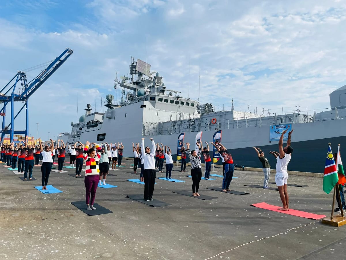 INS Tushil: नामीबिया के वाल्विस बे में पहुंचा INS तुशील, भारतीय नौसेना ने लिखा समुद्री दोस्ती का नया अध्याय 2 INS Tushil Visits Namibia's Walvis Bay, Strengthens Maritime Ties