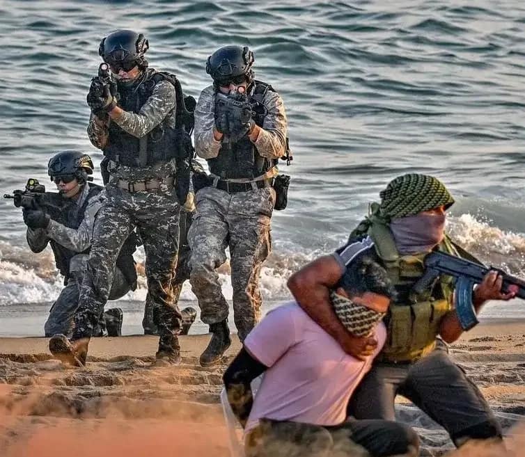 OP Demo: विशाखापत्तनम में नेवी डे रिहर्सल के दौरान उलझ गया दो मरीन कमांडो का पैराशूट, नौसेना की बोट ने बचाई जान 3 OP Demo: Navy MARCOS' Parachutes Entangle During Visakhapatnam Rehearsal, Rescued by Naval Boat