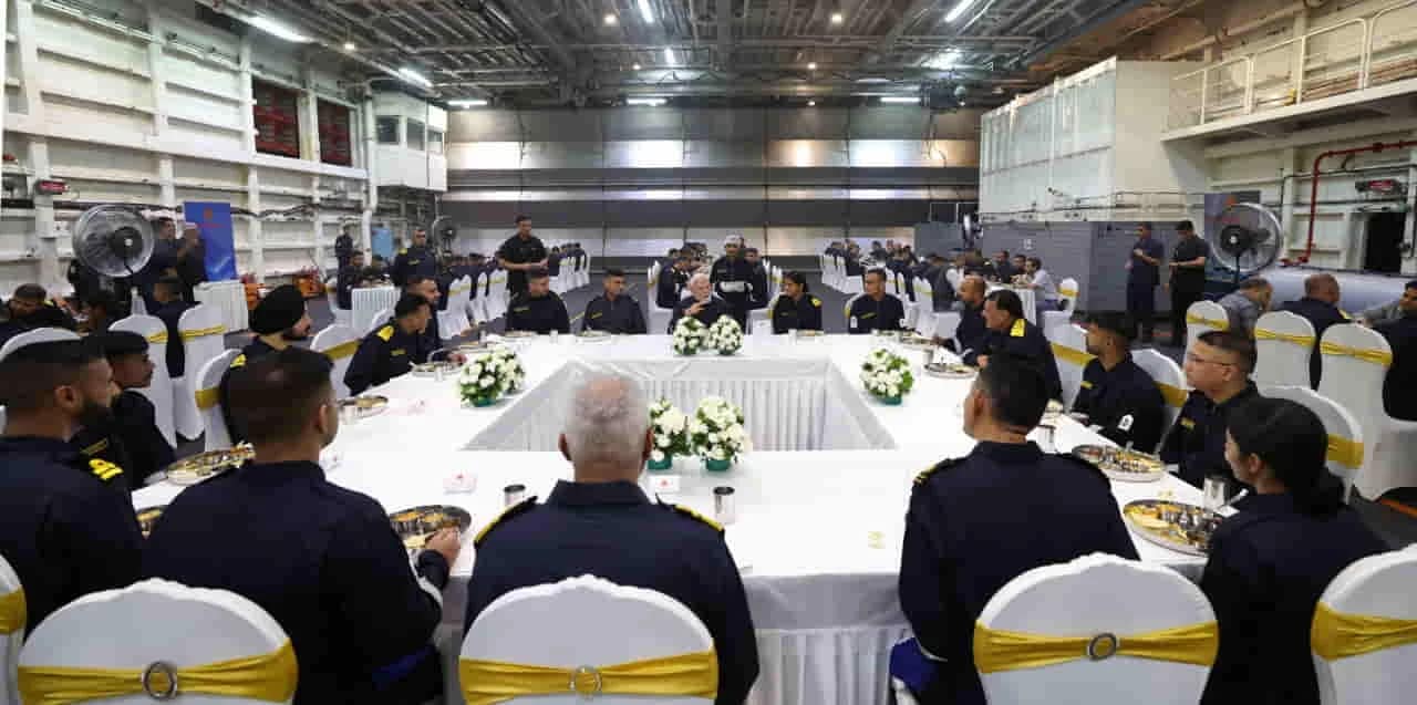 PM Modi Diwali INS Vikrant: पीएम मोदी ने नौसेना के साथ INS विक्रांत पर मनाई दीपावली, कहा- ‘ऑपरेशन सिंदूर में उड़ाई थी पाकिस्तान की नींद’ 7 PM Modi Diwali INS Vikrant