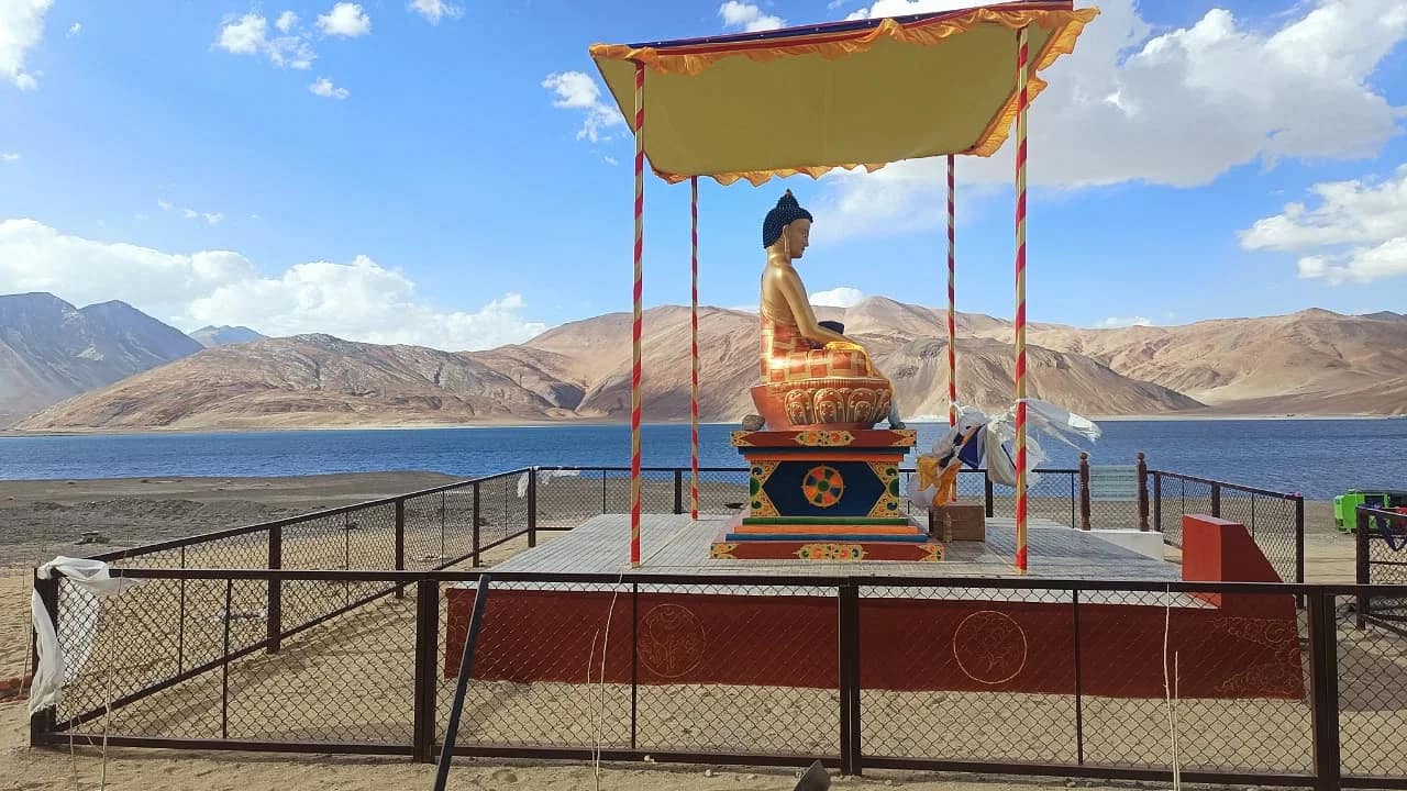 Pangong Tso: सेना ने पूर्वी लद्दाख में 14,300 फीट की ऊंचाई पर लगाई छत्रपति शिवाजी महाराज की प्रतिमा, दिया ये बड़ा संदेश 2 Buddha Statue at Lukung