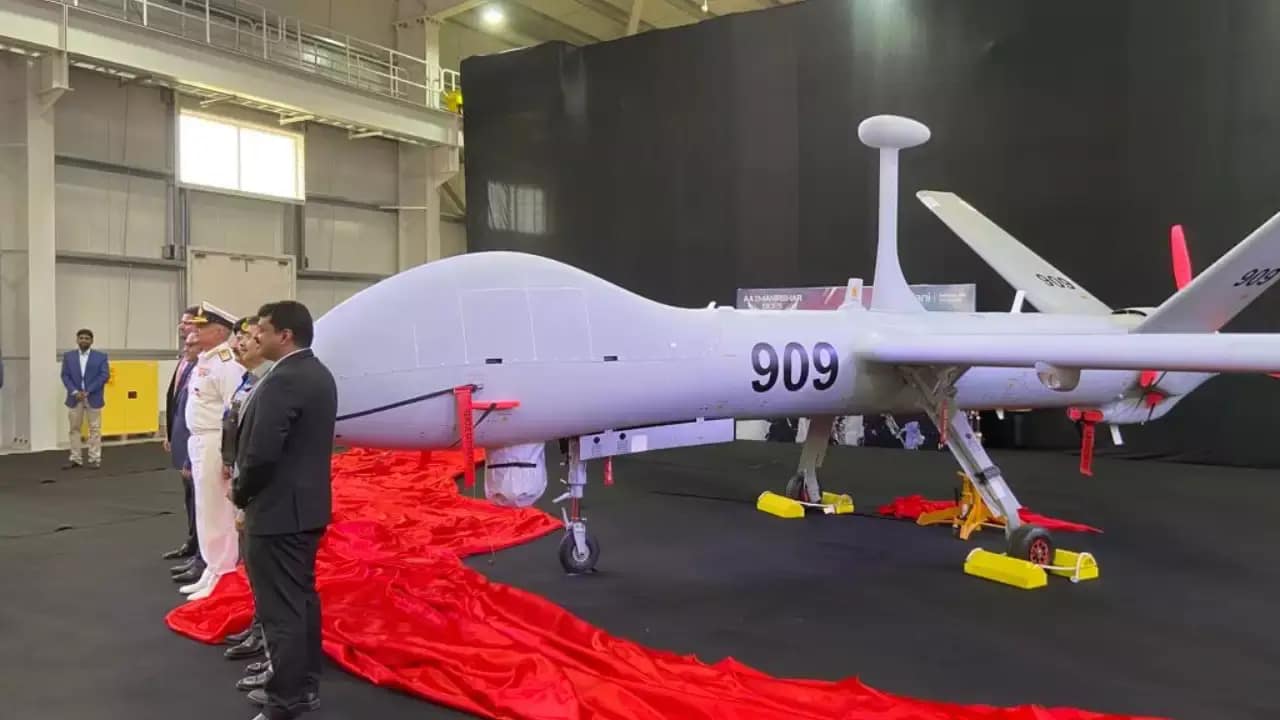 Drishti-10 Drone: पोरबंदर के पास समुद्र में दुर्घटनाग्रस्त हुआ अडानी डिफेंस का बनाया ये खास ड्रोन, 'मेक इन इंडिया' पर उठ रहे सवाल 2 Drishti-10 Drone Crashes Near Porbandar, Raises Questions on 'Make in India'