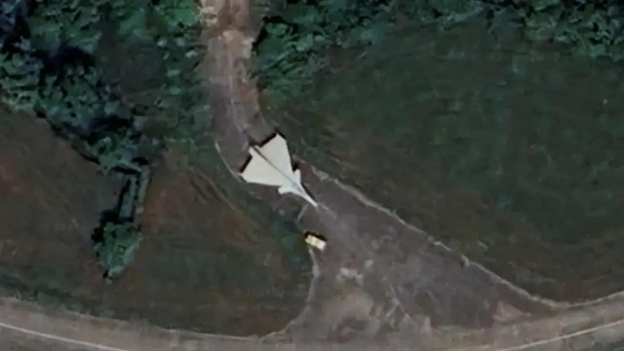 Fighter Jet Mystery: सैटेलाइट तस्वीरों में बरेली एयरफोर्स स्टेशन पर दिखा रहस्यमयी फाइटर जेट! लोग बोले- राफेल है या तेजस MkII? 1 Fighter Jet Mystery: Rafale or Tejas MkII Mockup Spotted at Bareilly Airbase