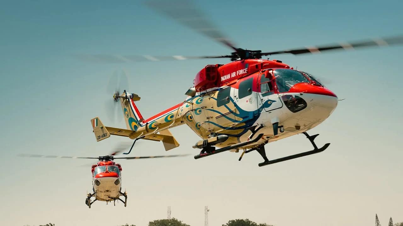 Aero India 2025: एयरो इंडिया शो में दिल लूट लेने वाले करतब नहीं दिखाएगा यह हेलीकॉप्टर! मायूस होंगे दर्शक, यह है वजह 1 Aero India 2025: Sarang Team's Participation in Jeopardy as Dhruv Helicopters Remain Grounded