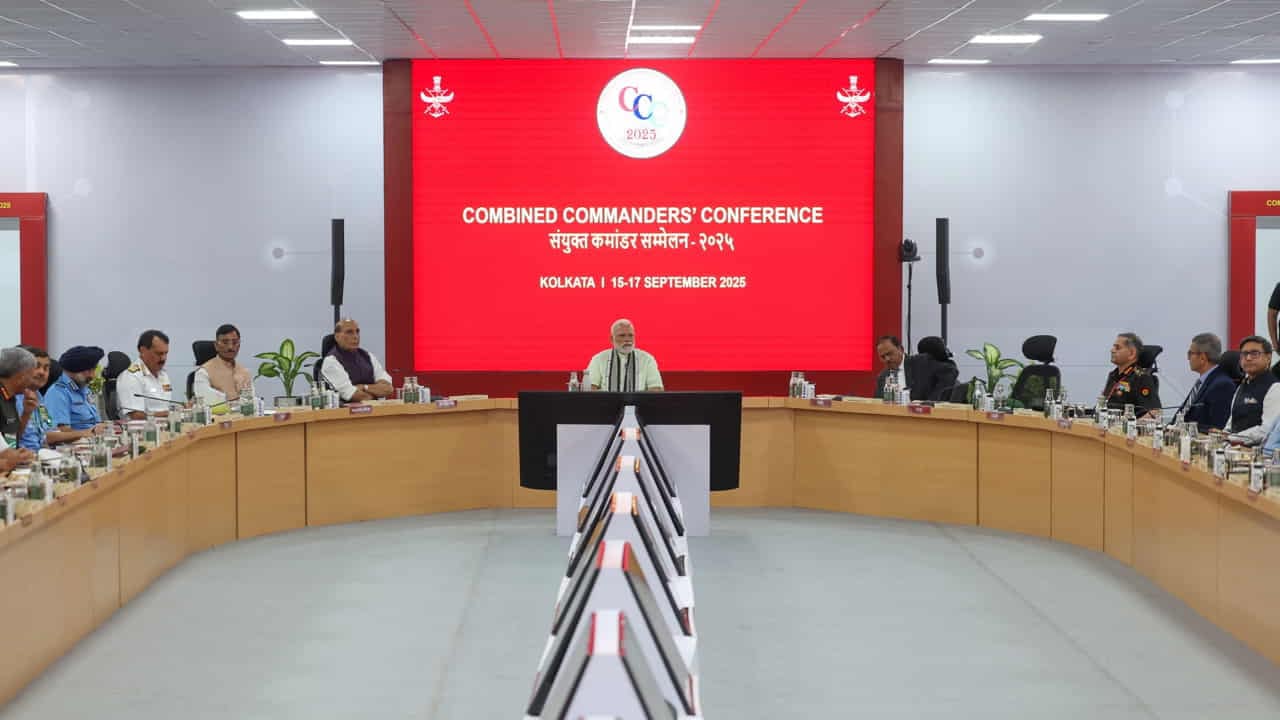 PM Modi at CCC: कॉम्बाइंड कमांडर्स कॉन्फ्रेंस में प्रधानमंत्री मोदी ने जॉइंटनेस, आत्मनिर्भरता और इनोवेशन पर दिया जोर, की सेना की तैयारियों की समीक्षा 1 PM Modi at CCC