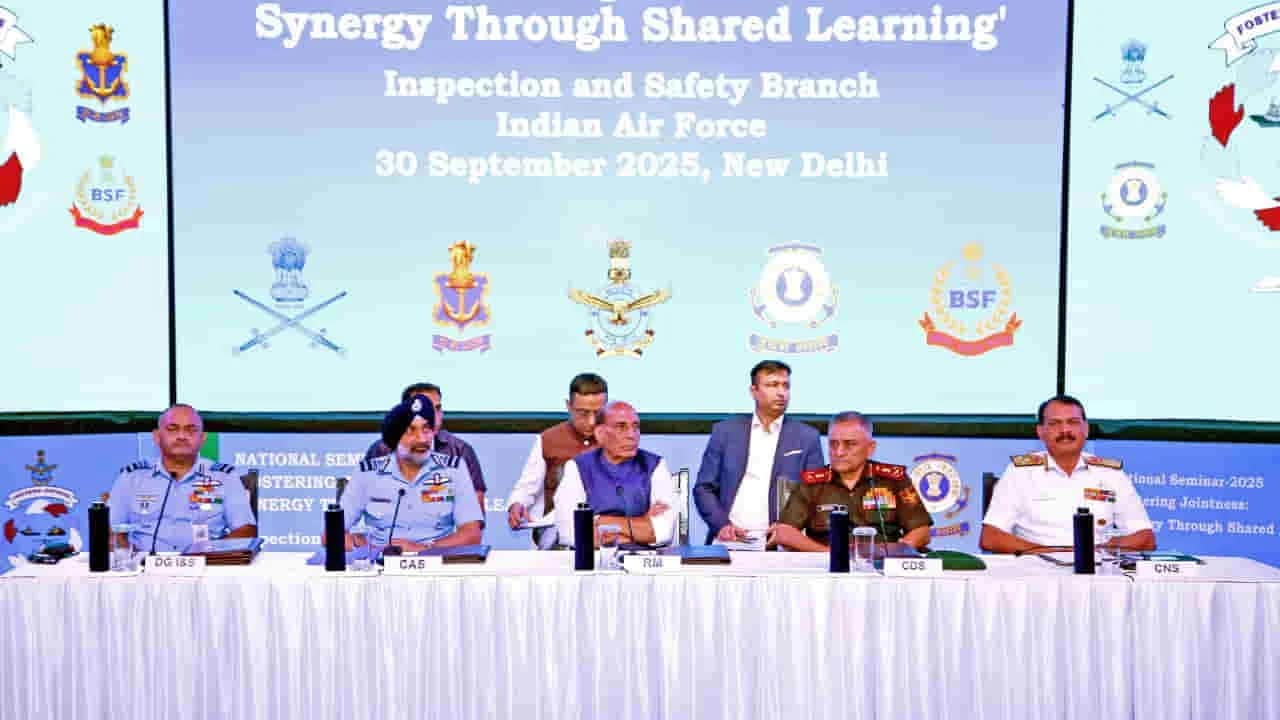 Tri Services Jointness: रक्षा मंत्री बोले- ऑपरेशन सिंदूर में IACCS, आकाशतीर और त्रिगुण नेटवर्क ने दिखाया कमाल, स्ट्रक्चरल रिफॉर्म्स से पहले सोच बदलें सेनाएं 1 Tri Services Jointness Operation Sindoor