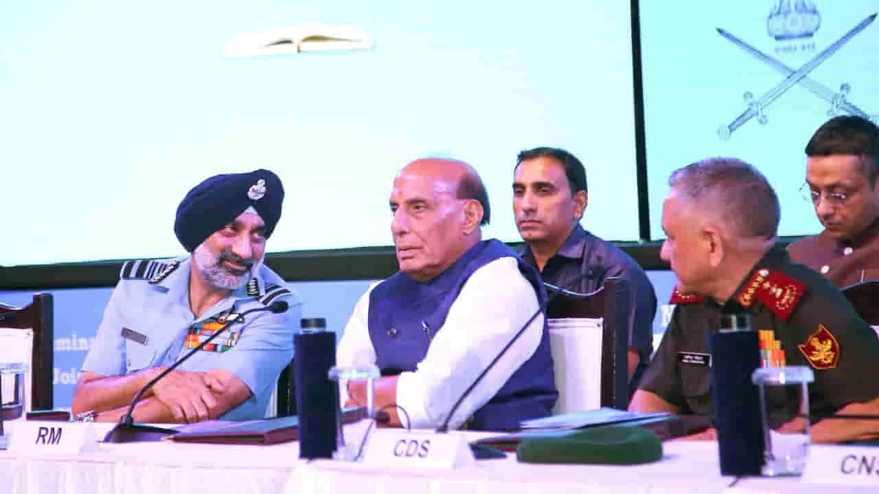 Tri Services Jointness: रक्षा मंत्री बोले- ऑपरेशन सिंदूर में IACCS, आकाशतीर और त्रिगुण नेटवर्क ने दिखाया कमाल, स्ट्रक्चरल रिफॉर्म्स से पहले सोच बदलें सेनाएं 2 Tri Services Jointness Operation Sindoor-2