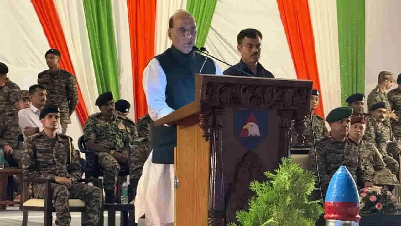 Raksha Mantri at Bhuj: दशहरा मनाने भुज पहुंचे रक्षा मंत्री, बोले- नई तकनीक अपनाएं जवान, ट्रेनिंग पर दें जोर 1 Raksha Mantri at Bhuj