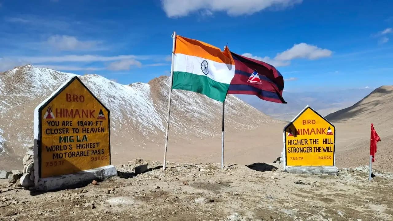Mig La Pass: दशहरा पर BRO ने रचा इतिहास, 19,400 फीट पर बनाया दुनिया का सबसे ऊंचा मोटरेबल पास, उमलिंग ला पहुंचा दूसरे नंबर पर 2 Mig La Pass: BRO Creates History with World’s Highest Motorable Road at 19,400 Feet