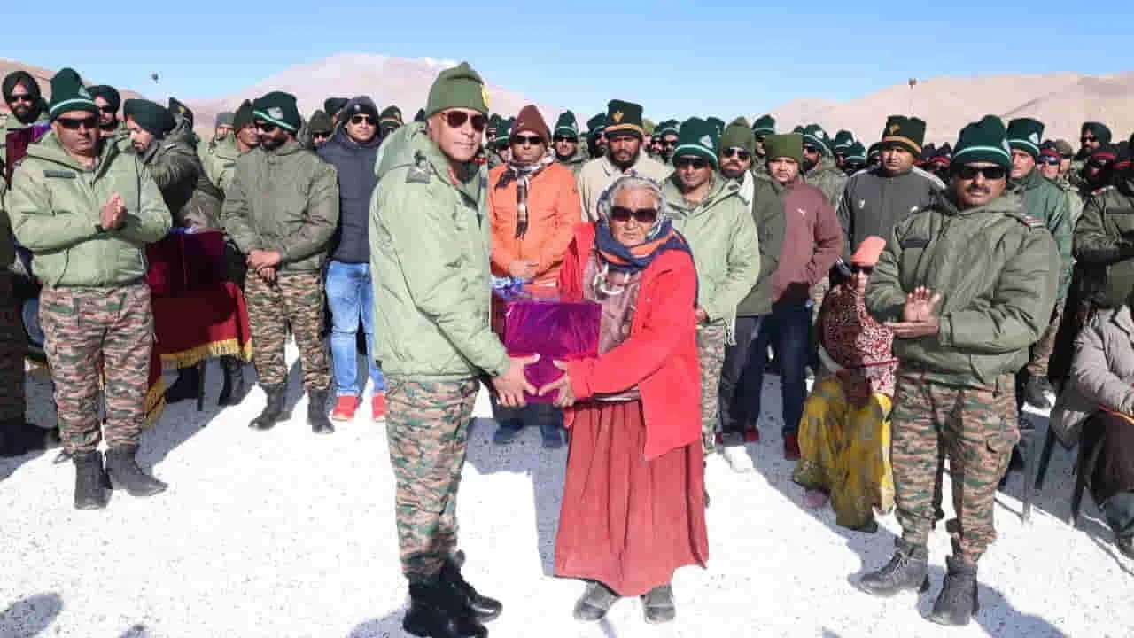 63rd Rezang La Day: रेजांग ला डे पर 13 कुमाऊं रेजिमेंट के बहादुर वीरों को याद कर सेना ने दी श्रद्धांजलि 1 63rd Rezang La Day- Indian Army pays tribute to Rezang La Heroes in Ladakh