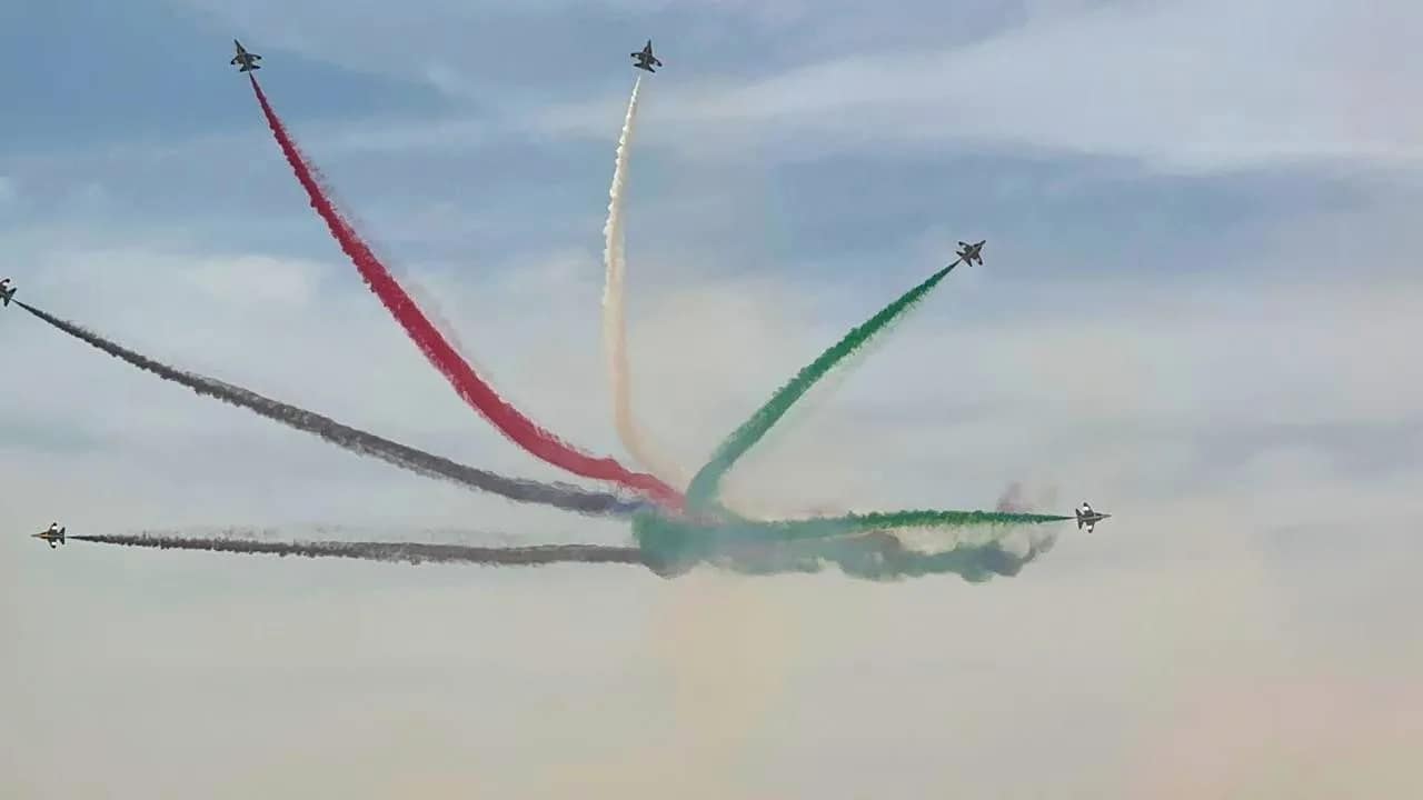 Dubai Airshow 2025: रेगिस्तान के आसमान में गरजे फाइटर जेट्स, पहली इलेक्ट्रिक एयर टैक्सी ने भरी उड़ान, एमिरेट्स ने दिया विमानों का बड़ा ऑर्डर 2 Dubai Airshow 2025