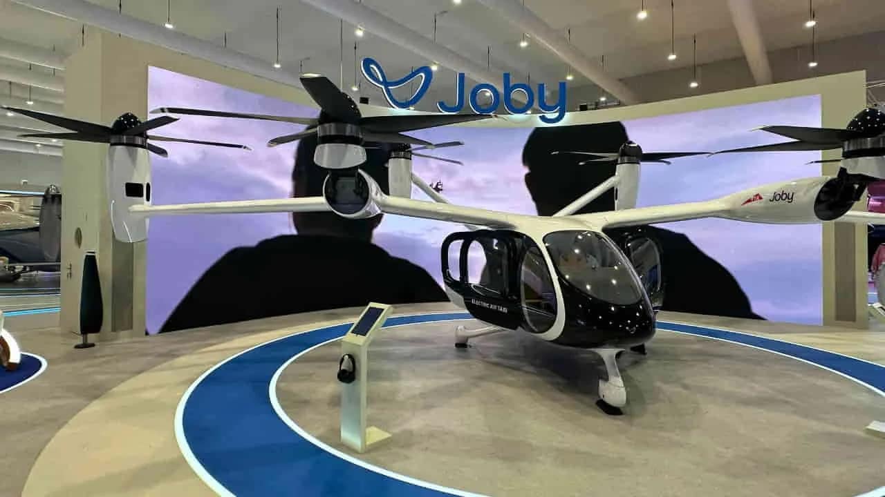 Dubai Airshow 2025: रेगिस्तान के आसमान में गरजे फाइटर जेट्स, पहली इलेक्ट्रिक एयर टैक्सी ने भरी उड़ान, एमिरेट्स ने दिया विमानों का बड़ा ऑर्डर 1 Dubai Airshow 2025