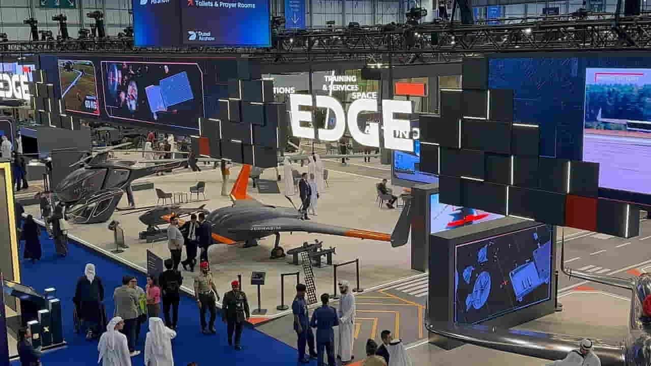 Dubai Airshow 2025: रेगिस्तान के आसमान में गरजे फाइटर जेट्स, पहली इलेक्ट्रिक एयर टैक्सी ने भरी उड़ान, एमिरेट्स ने दिया विमानों का बड़ा ऑर्डर 3 Dubai Airshow 2025