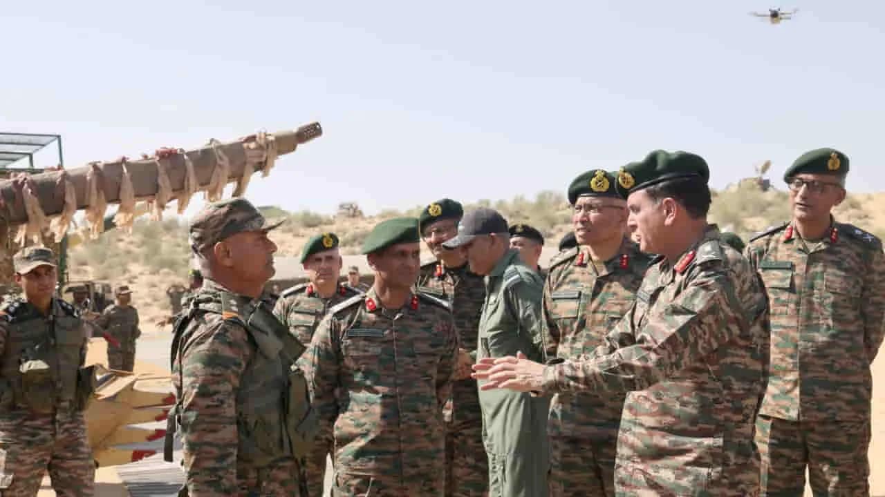 Exercise MaruJwala: थार मरुस्थल में थल सेना और वायुसेना ने दिखाई जॉइंटनेस की ताकत, पैराट्रूपर्स ने आसमान से लगाई छलांग 1 Exercise MaruJwala