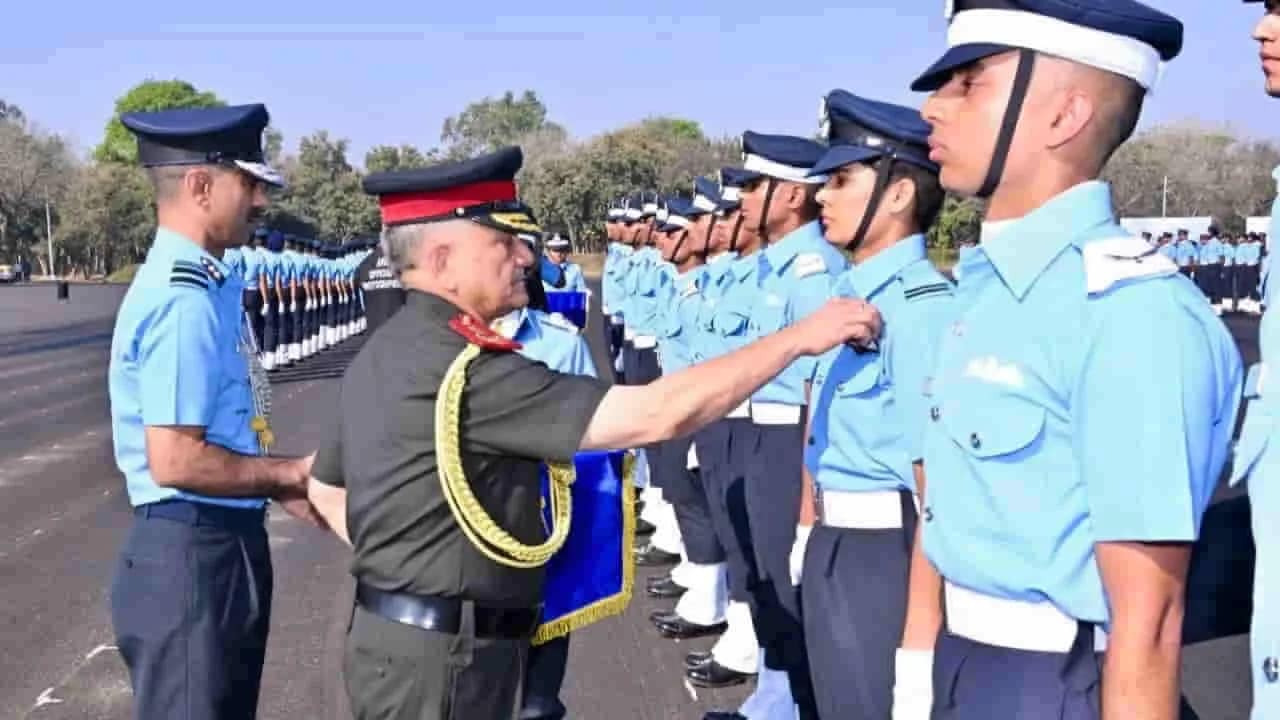 IAF Graduation Parade 2025: एयर चीफ बोले- कमीशन पाना उपलब्धि नहीं, देश की सुरक्षा की जिम्मेदारी संभालने की शुरुआत, सीडीएस ने दी घमंड से दूर रहने की सलाह 1 IAF Graduation Parade 2025