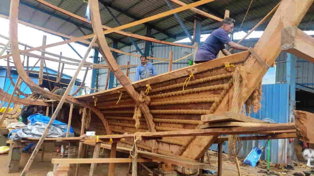 INSV Kaundinya: पोरबंदर से मस्कट रवाना हुआ यह ऐतिहासिक जहाज, नारियल रस्सी से सिले शिप में नहीं हैं कीलें और इंजन 5 INSV Kaundinya Maiden Voyage: Indian Navy Revives Ancient Shipbuilding Tradition on Historic India–Oman Route